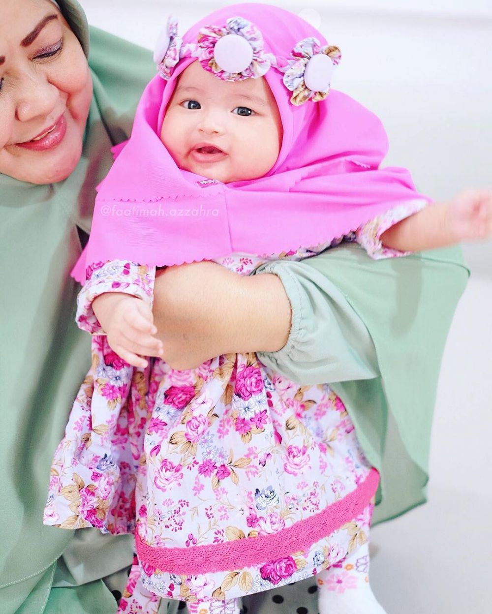 13 Foto bayi pakai jilbab ini imutnya nggak nahan, jadi pengen nyubit
