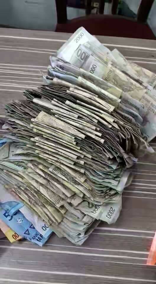 Bapak gunakan uang dua ribuan untuk beli HP anak © 2016 brilio.net Bapak gunakan uang dua ribuan untuk beli HP anak © 2016 brilio.net