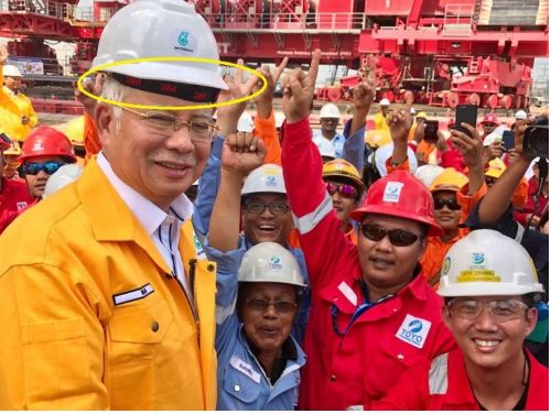 Potret PM Malaysia pakai helm ini jadi candaan netizen, duh kenapa ya?