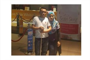 Kisah suami buta temani istri nonton film di bioskop ini bikin haru