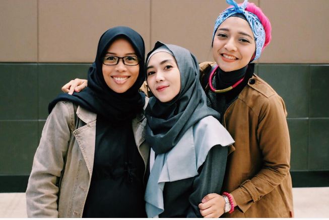 10 Inspirasi hijab turban ala selebgram Chiki Fawzi, hits abis