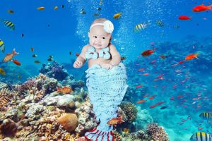 13 Foto bayi berkostum duyung ini imut banget, berenang yuk