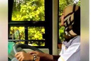 Aksi sopir bus berhijab ini buat netizen gagal fokus, salam telolet ya
