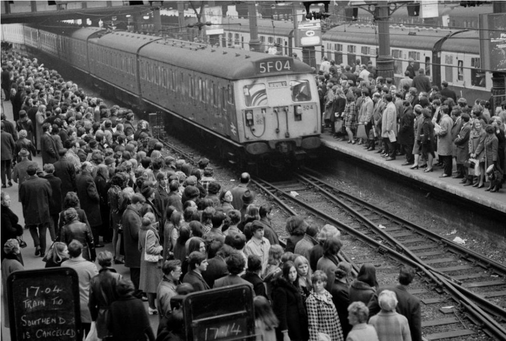 13 Foto jadul ini tunjukkan kereta api jadi primadona di Inggris