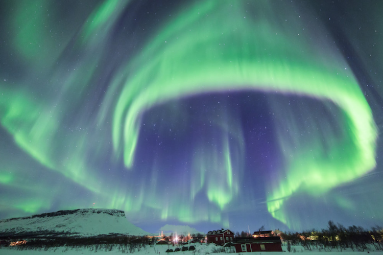 12 Foto indahnya musim dingin bertabur cahaya di Finlandia, keren abis