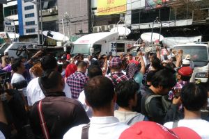 Hadiri sidang perdana, massa pro dan kontra Ahok dipisahkan Barracuda