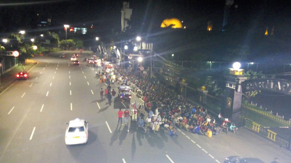 antre panjang tiket timnas © 2016 berbagai sumber