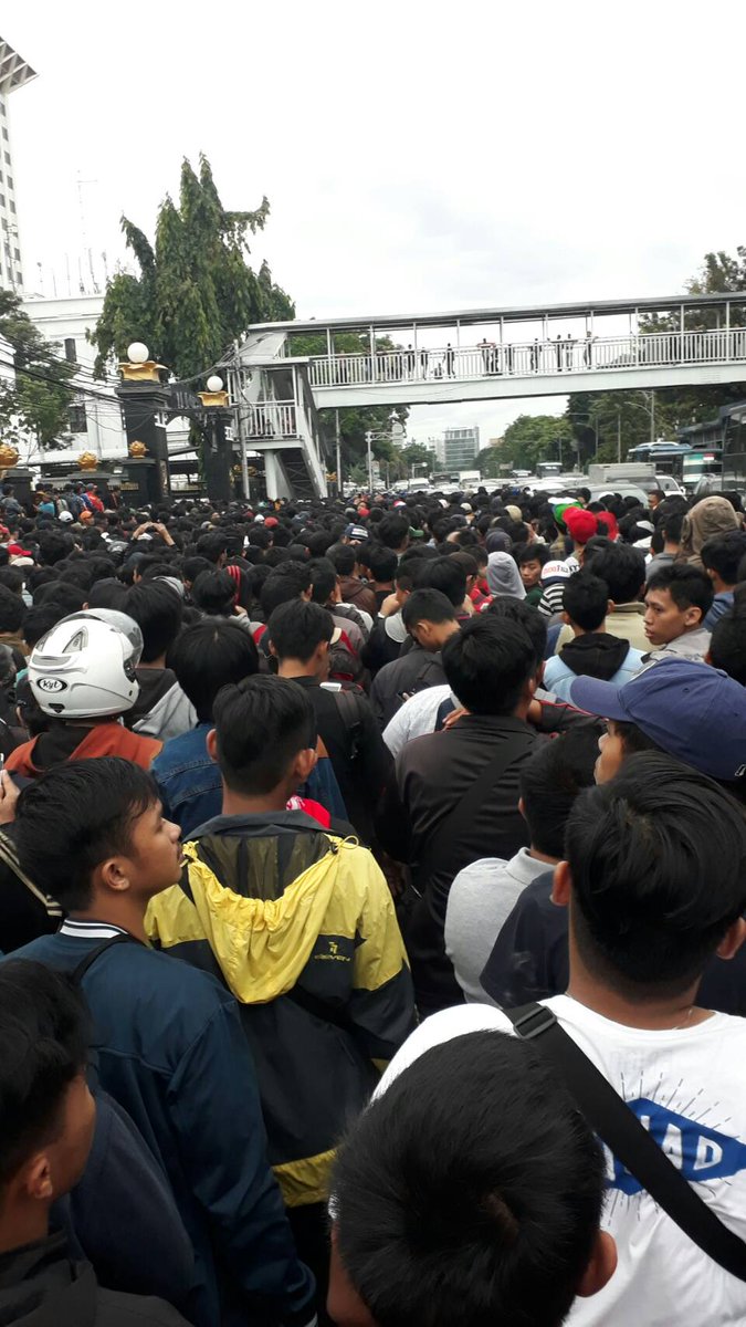 antre panjang tiket timnas © 2016 berbagai sumber