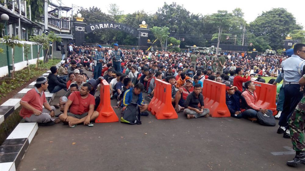 antre panjang tiket timnas © 2016 berbagai sumber