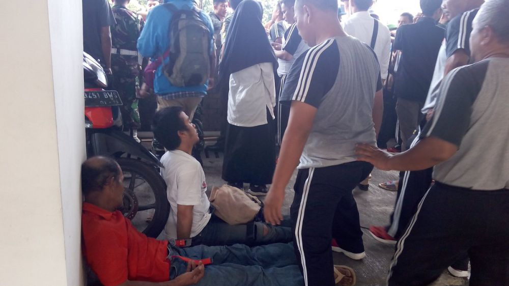 antre panjang tiket timnas © 2016 berbagai sumber