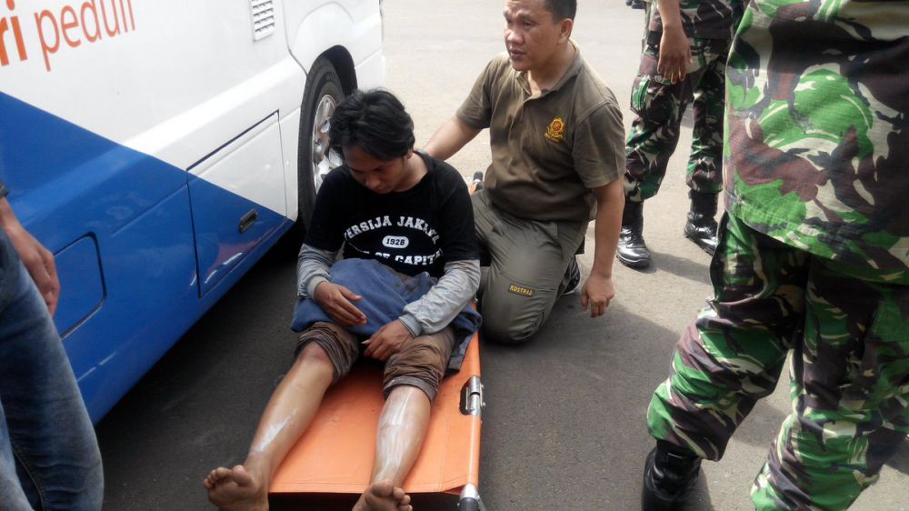 antre panjang tiket timnas © 2016 berbagai sumber