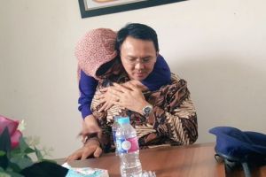 Foto Ahok dipeluk kakak angkatnya usai sidang ini tuai simpati