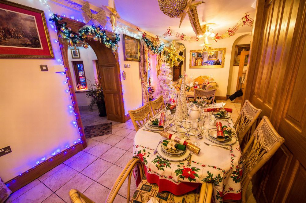 15 Foto rumah dekorasi pernak-pernik Natal ini dijamin bikin kagum