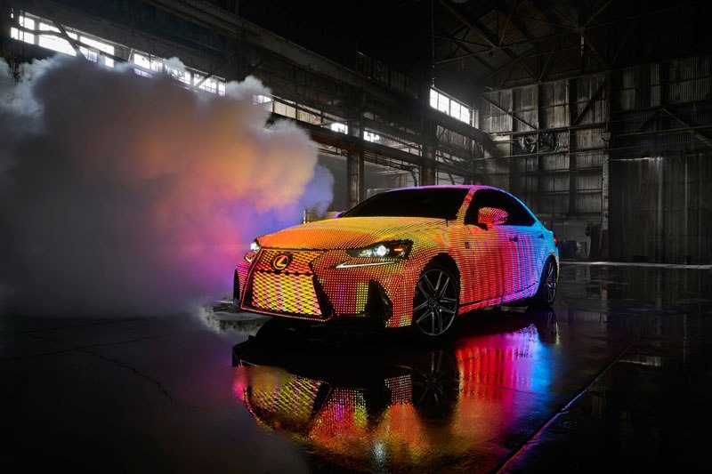 6 Foto mobil berbalut LED warna-warni ini keren banget