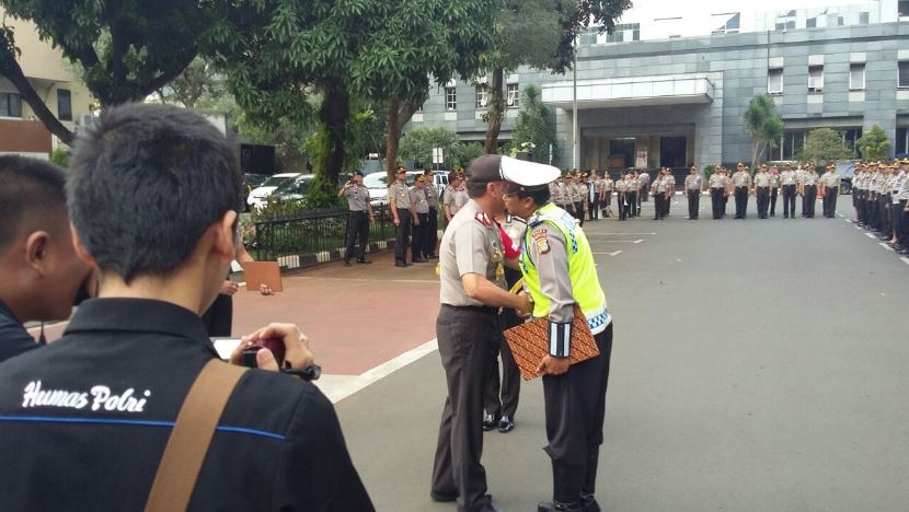 Polisi yang jadi korban amukan ibu-ibu di jalan diganjar penghargaan