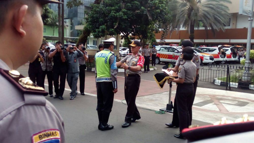 Aiptu Sutisna mendapat penghargaan © 2016 brilio.net Aiptu Sutisna mendapat penghargaan © 2016 brilio.net