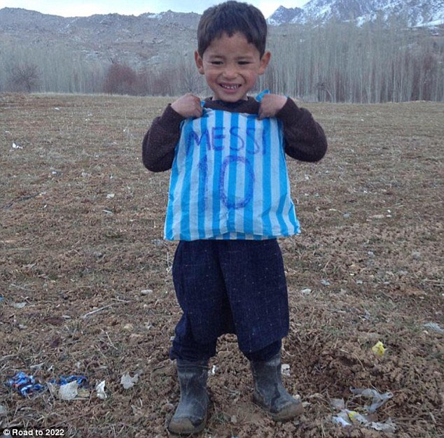 Akhirnya bocah berkaus kantong plastik asal Afganistan bertemu Messi