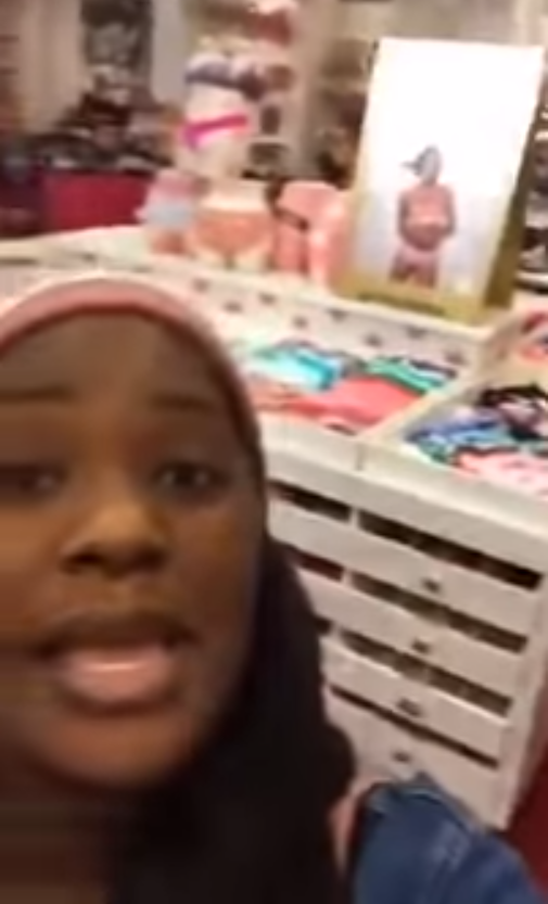 Perempuan ini diusir dari toko hanya karena berkulit hitam, duh