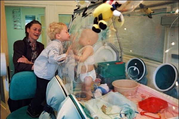 Bayi hidup di kantung udara steril © 2016 oddee Bayi hidup di kantung udara steril © 2016 oddee