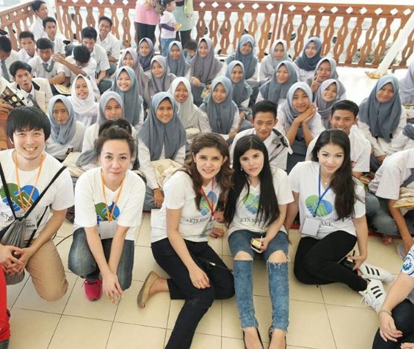 Karenina Sunny sosialita © 2016 Instagram Karenina Sunny sosialita © 2016 Instagram