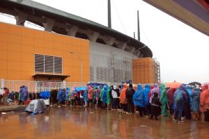 Suporter Final Piala AFF rela antre meski diguyur hujan