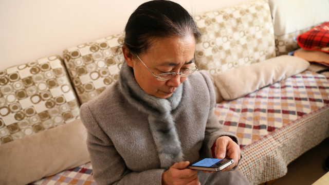 Nenek ini tawarkan iPhone 7 untuk gadis yang mau jadi 'anaknya'