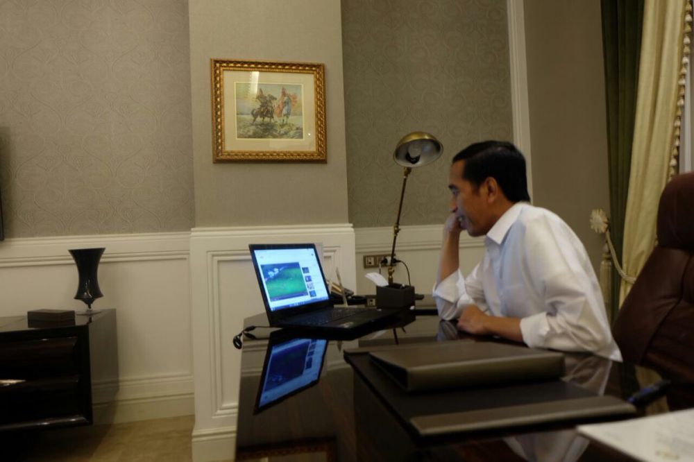 Ini penampakan Jokowi saat menyaksikan final AFF dari luar negeri