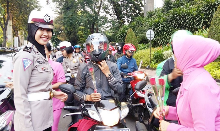 Polwan berhijab cantik ini bikin cowok pengen ditilang  deh