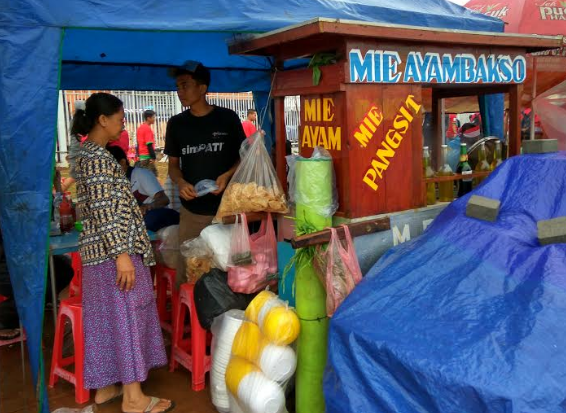 Pedagang mi ayam ini dulang untung dari laga Indonesia vs Thailand
