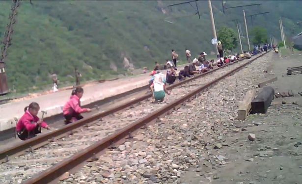 Miris, anak-anak kecil di Korea Utara dipekerjakan perbaiki rel kereta