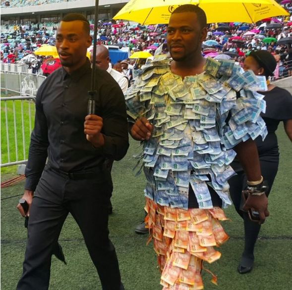 pria ini tempel uang kertas di sekujur tubuh © 2016 brilio.net