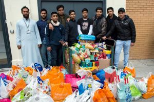 Muslim London sumbang 10 ton makanan untuk fakir miskin di hari Natal