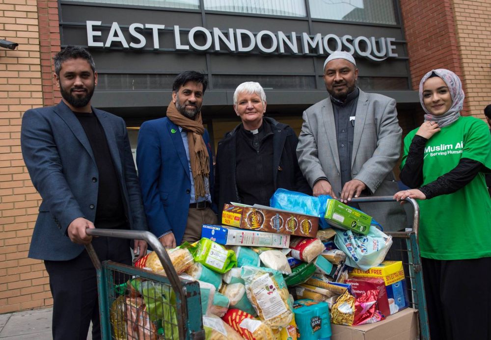 Muslim London sumbang 10 ton makanan untuk fakir miskin di hari Natal