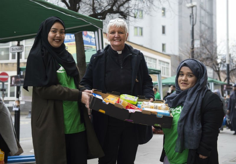 Muslim London sumbang 10 ton makanan untuk fakir miskin di hari Natal