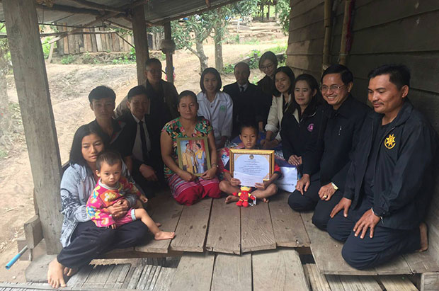 bocah temukan uang © 2016 bangkokpost.com