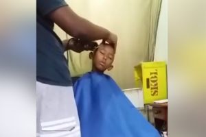 Anak kecil tertidur saat rambutnya dipotong ini bikin tersenyum geli