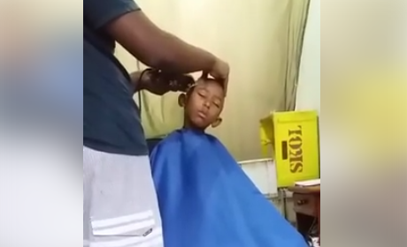 Anak kecil tertidur saat rambutnya dipotong ini bikin tersenyum geli