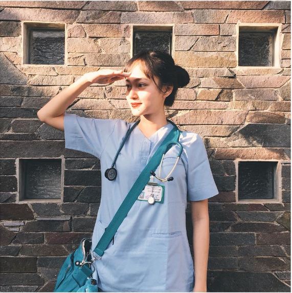 dokter muda ini cantiknya bikin cowok pengen disuntik berkali-kali © 2016 instagram