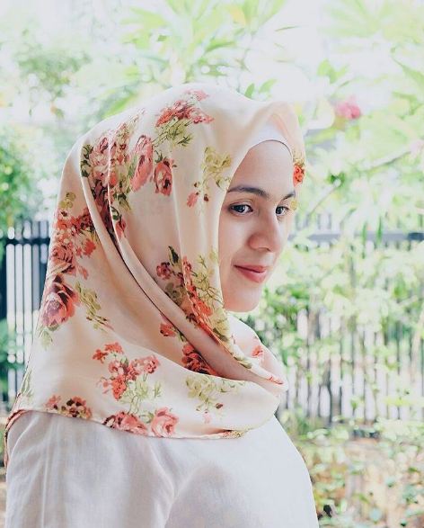 10 Inspirasi hijab ala Nycta 'Jeng Kelin' Gina simple dan nggak ribet 