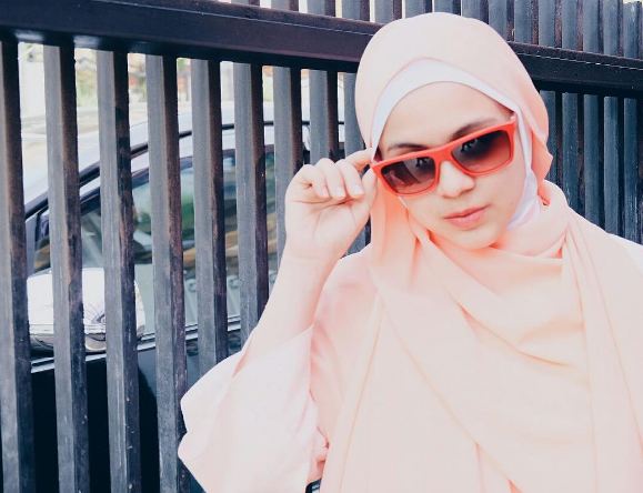10 Inspirasi hijab ala Nycta 'Jeng Kelin' Gina simple dan nggak ribet 