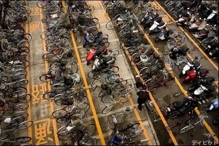 15 Foto kelakuan orang parkir sepeda sembarangan ini bikin tepuk jidat