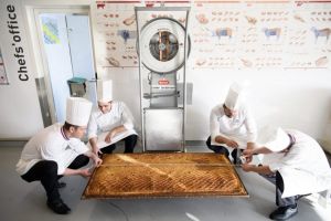 Ini dia pie terbesar di dunia, mengolahnya butuh 40 jam, wow!