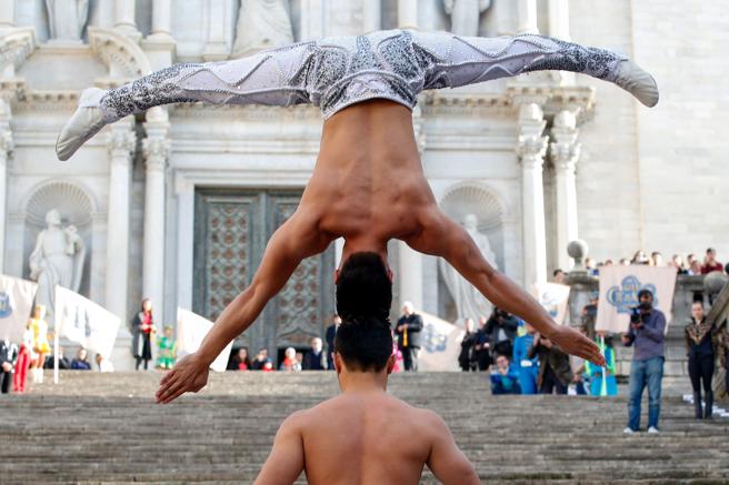 2 Seniman akrobatik naik tangga buat pecahkan rekor dunia ini keren