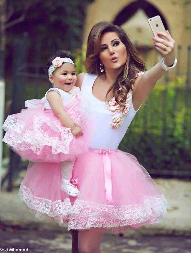 20 Foto cantiknya anak dan ibu kembaran outfit, dua-duanya bikin gemes