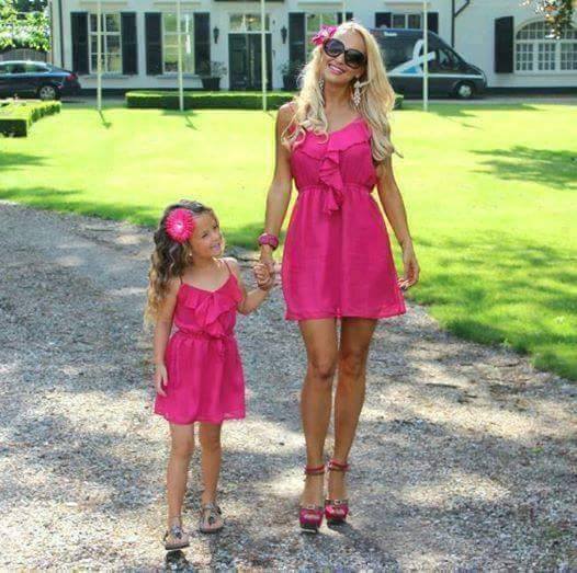 20 Foto cantiknya anak dan ibu kembaran outfit, dua-duanya bikin gemes
