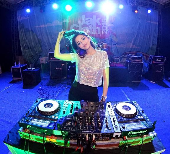 15 Foto DJ Yasmin, cewek cantik yang siap bikin hatimu jedag jedug