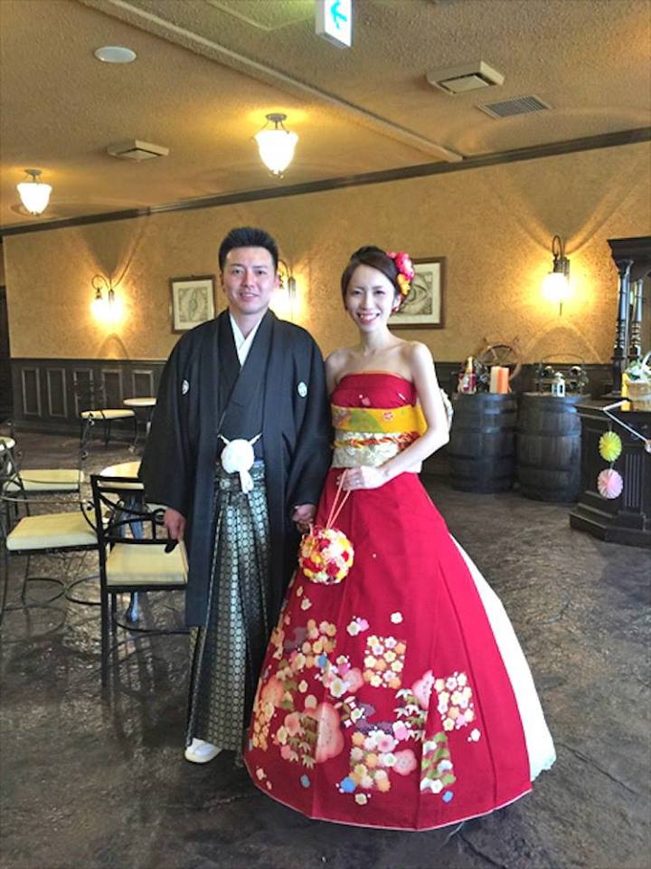 Cantik dan elegan, kimono diubah menjadi gaun pengantin modern