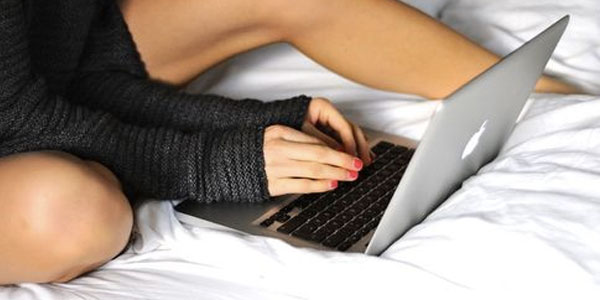 Ini bahayanya pakai laptop & taruh HP di kasur, nggak nyadar kan?