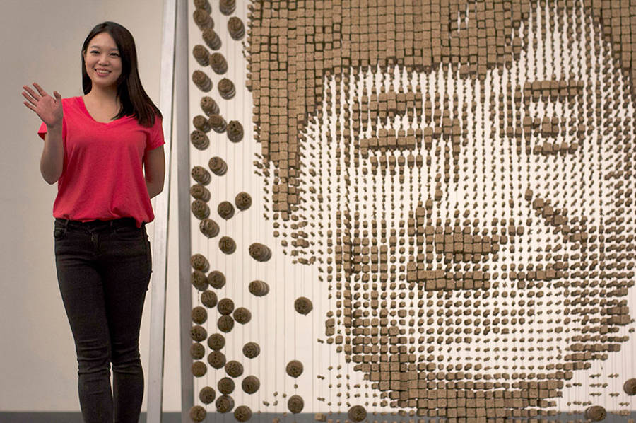 Seniman ini 'lukis' wajah Jackie Chan pakai ribuan sumpit, keren abis!