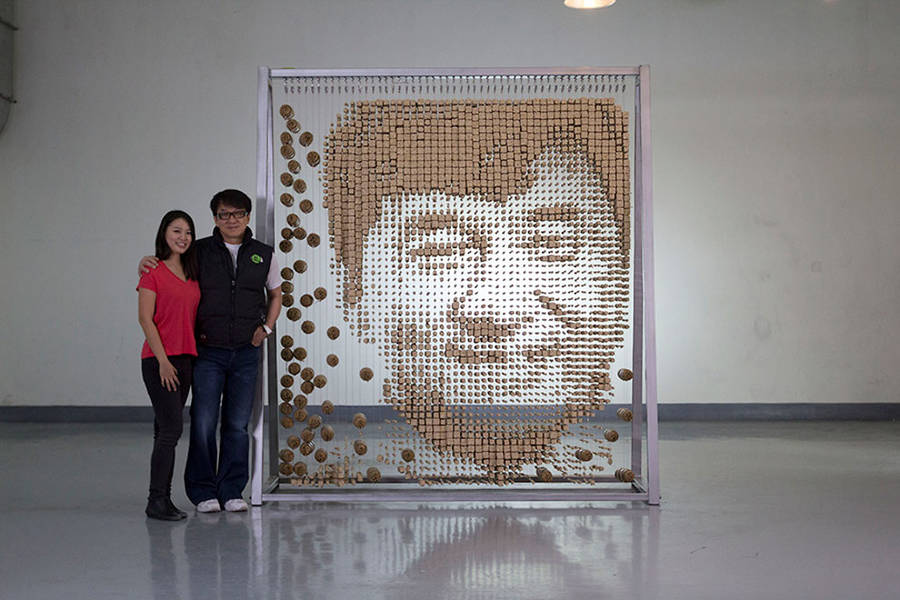 Seniman ini 'lukis' wajah Jackie Chan pakai ribuan sumpit, keren abis!